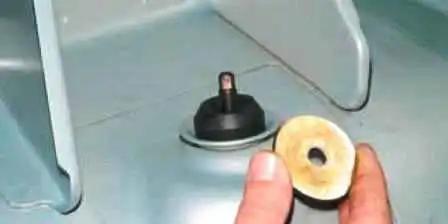 Removing the rear shock absorbers of the Lada Largus car Removing the rear shock absorbers of the Lada Largus car