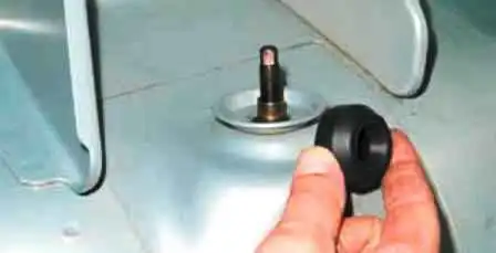 Removing rear shock absorbers of Lada Largus Removing rear shock absorbers of Lada Largus