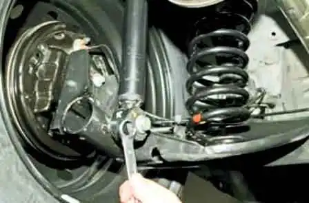 Removing rear shock absorbers of Lada Largus Removing rear shock absorbers of Lada Largus
