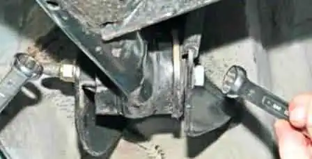 Entfernen des hinteren Aufhängungsträgers des Lada Largus-Autos