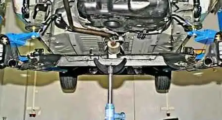 Entfernen des hinteren Aufhängungsträgers des Lada Largus-Autos