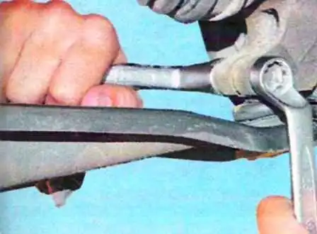 Зняття та встановлення підрамника передньої підвіски автомобіля Лада Ларгус