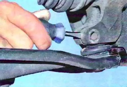 Зняття та встановлення підрамника передньої підвіски автомобіля Лада Ларгус