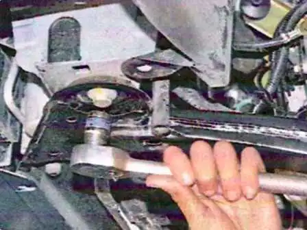 Зняття та встановлення підрамника передньої підвіски автомобіля Лада Ларгус