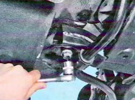 Зняття та встановлення підрамника передньої підвіски автомобіля Лада Ларгус