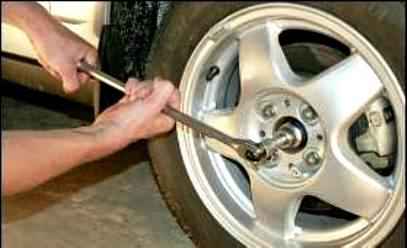 Replacing the front wheel bearing Lada Largus