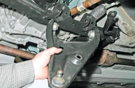 Replacing the front suspension arm Lada Largus