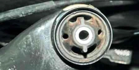 Sustitución del silent block del brazo de la viga del automóvil Coche Lada Largus