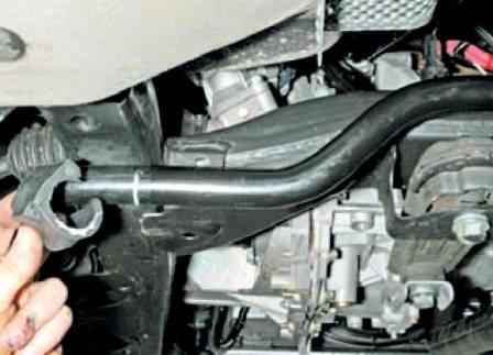 Removing the front suspension stabilizer Lada Largus
