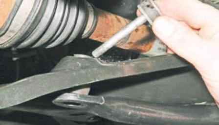 Removing the front suspension stabilizer Lada Largus