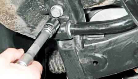 Removing the front suspension stabilizer Lada Largus