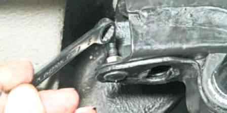 Removing the front suspension stabilizer Lada Largus