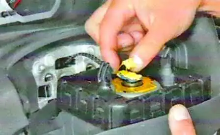 How to remove the steering wheel and steering column cover Lada Largus