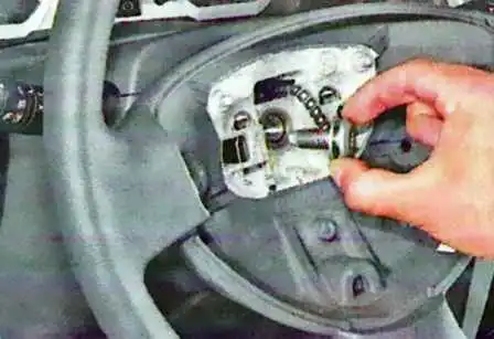 How to remove the steering wheel and steering column cover Lada Largus