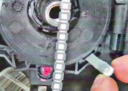 How to remove the steering wheel and steering column cover Lada Largus