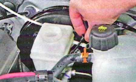 Removing and installing brake master cylinder for Lada Largus