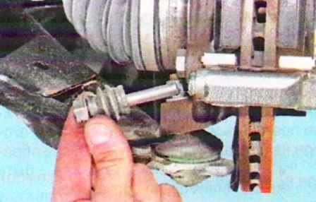 Removing and installing the brake pads of the front wheels of a Lada Largus