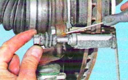 Aus- und Einbau der Bremsbeläge der Vorderräder Räder eines Lada Largus
