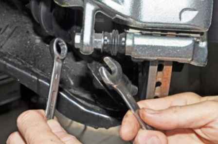 Removing and installing the brake pads of the front wheels of a Lada Largus car