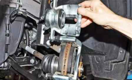 Aus- und Einbau der Bremsbeläge der Vorderräder Räder eines Lada Largus