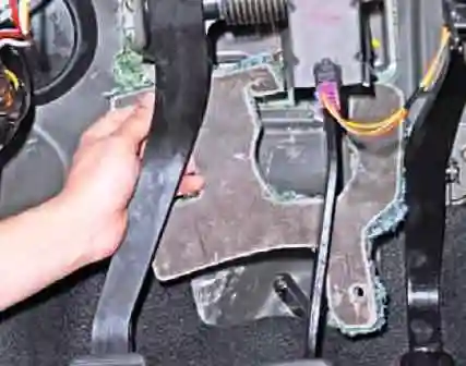 Замена вакуумного усилителя тормозов Лада ларгус Замена вакуумного усилителя тормозов Лада ларгус