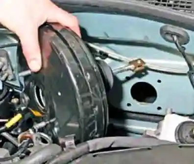 Замена вакуумного усилителя тормозов Лада ларгус Замена вакуумного усилителя тормозов Лада ларгус