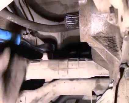 Extracción e instalación de la caja de cambios JH3 del automóvil Lada Largus