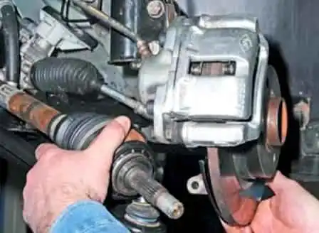 Снятие приводов колес с КПП JH3 автомобиля Лада Ларгус