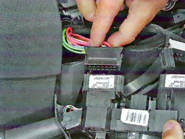 Снятие подрулевых переключателей в сборе с соединителем и контактным кольцом подушки безопасности