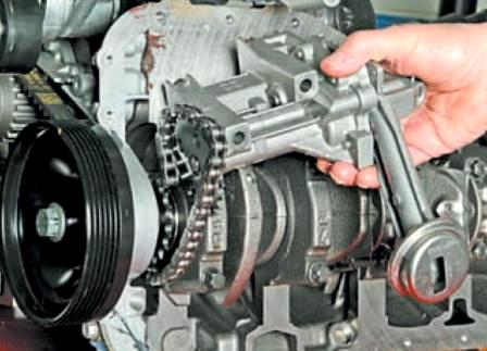 Снятие поддона и маслонасоса двигателя К7М автомобиля Лада Ларгус