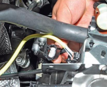 Замена прокладки выпускного коллектора двигателя К4М автомобиля Лада Ларгус