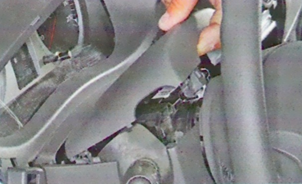 Снятие руля и кожуха рулевой колонки автомобиля Лада Ларгус