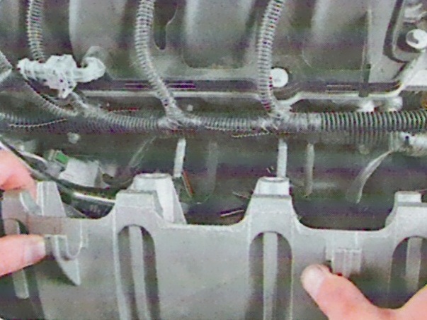 Как снять компрессор кондиционера автомобиля Лада Ларгус