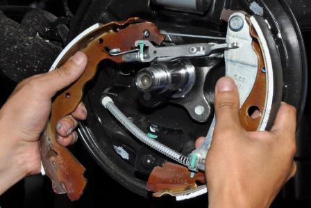Замена тормозных колодок задних колес автомобиля Лада Ларгус