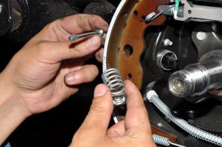 Замена тормозных колодок задних колес автомобиля Лада Ларгус