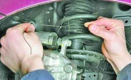 Removing and repairing the hub of the front axle of a Kia Magentis car