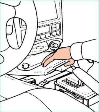 Retirar e instalar controles de transmisión automática en un Kia Magentis
