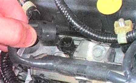 Заміна паливної форсунки на Mazda 3