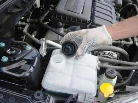 Проверка уровня жидкостей в Mazda 3
