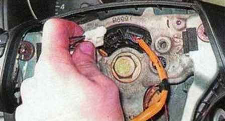 Removing the steering wheel of a Mazda 3