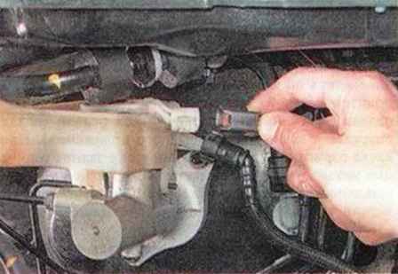 Замена главного цилиндра тормозов на Mazda 3