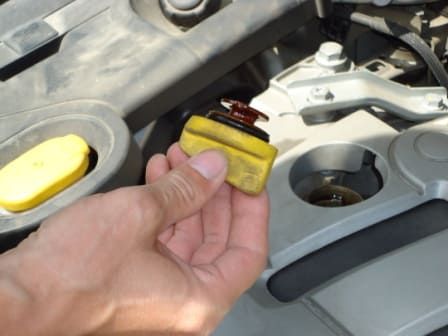 Öl- und Filterwechsel beim Renault Megan 2-Motor
