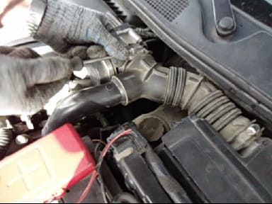 Cómo quitar y limpiar el conjunto del acelerador de Renault Megan-2 ensamblado
