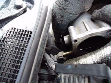 How to remove and clean the Renault Megane-2 throttle assembly