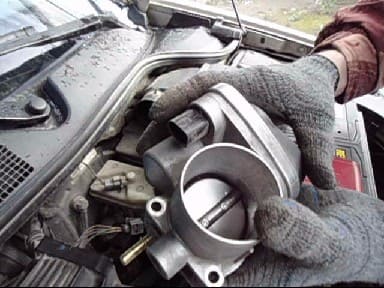 How to remove and clean the Renault Megane-2 throttle assembly