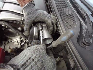Cómo quitar y limpiar el conjunto del acelerador de Renault Megane-2 ensamblado