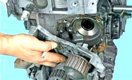 How to replace a Renault Megane 2 coolant pump
