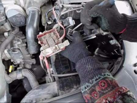 How to remove the electronic control unit of a Renault Megan-2 car