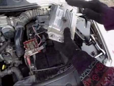 How to remove the electronic control unit of a Renault Megan-2