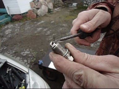 How to change spark plugs in Renault Megane 2